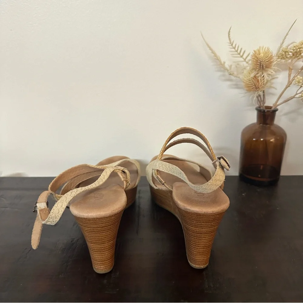 UGG Lira Mar Embossed Leather Wedge Strappy Sandals Size 7 - Picture 4 of 5